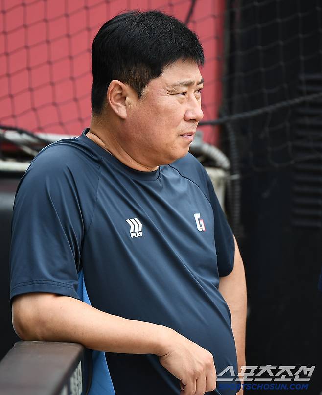 4일 광주 기아 챔피언스필드에서 열린 롯데-KIA전. 김태형 감독이 훈련을 지켜보고 있다. 광주=정재근 기자 cjg@sportschosun.com/2025.7.4/