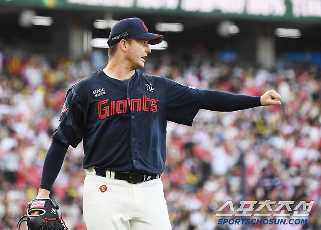 6일 광주 기아 챔피언스필드에서 열린 롯데-KIA전. 롯데 선발투수 데이비슨이 1회를 무실점으로 마친 후 기뻐하고 있다. 광주=정재근 기자 cjg@sportschosun.com/2025.7.6/