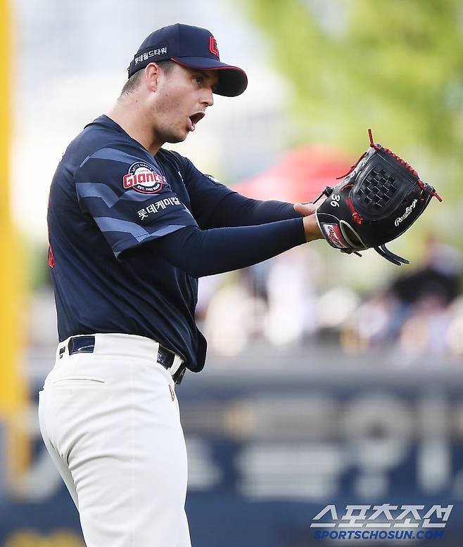 6일 광주 기아 챔피언스필드에서 열린 롯데-KIA전. 롯데 선발투수 데이비슨이 1회말 나승엽의 호수비에 기뻐하고 있다. 광주=정재근 기자 cjg@sportschosun.com/2025.7.6/