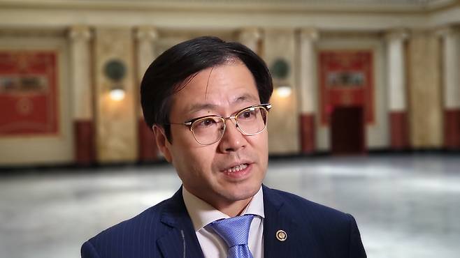 여한구 산업부 통상교섭본부장이 5일 미국 워싱턴 DC에서 기자들과 만나 대화를 하고 있다. /뉴스1