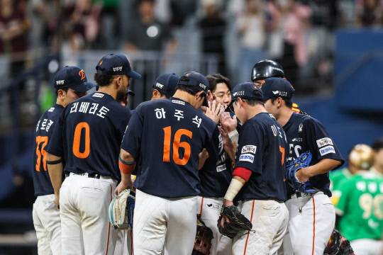 한화이글스가 6일 고척돔에서 열린 키움과의 원정 경기에서 10대 1 완승을 거두고 선수단이 하이파이브를 하고 있다. 이 승리로 한화는 전반기 1위를 확정했다. 한화아글스 제공