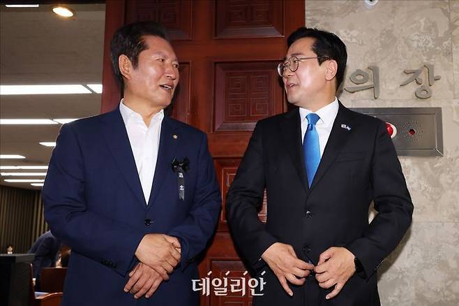 더불어민주당 당대표 출마를 선언한 정청래, 박찬대 의원이 지난달 24일 오후 서울 여의도 국회에서 열린 더불어민주당 의원총회 시작 전 대화를 하고 있다. ⓒ데일리안 홍금표 기자
