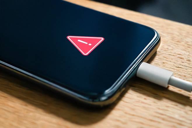 폭염 속 스마트폰을 이불·베개 아래에서 충전하면 열이 빠져나가지 못해 화재 위험이 커진다며, 애플이 주의를 당부했다. 전문가들은 침구나 소파 위처럼 열이 갇히는 가연성 소재 위에서는 절대 충전하지 말라고 경고했다.(사진=게티이미지.)