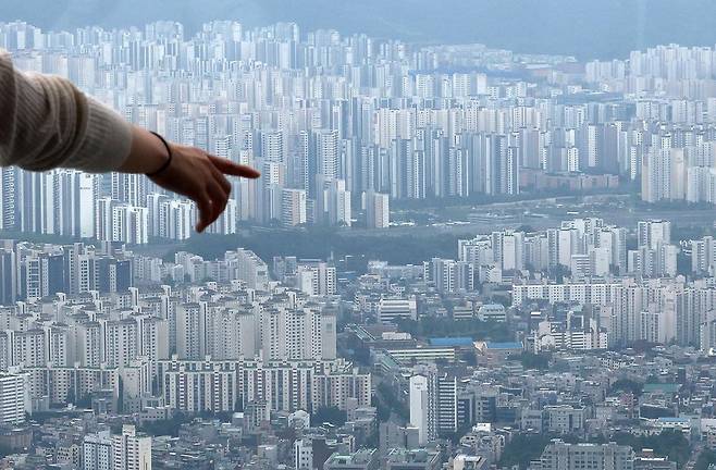 서울 송파구 서울스카이전망대에서 바라본 송파구 아파트단지 모습. 2025.6.29 뉴스1