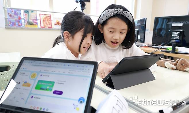 AI교과서 도입률이 전국적으로 가장 높은 대구광역시의 한 초등학교 학생들이 AI 디지털교과서를 이용해 학습을 하고 있다.