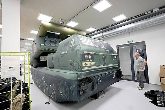 지난 2023년 3월 체코 풍선 군용 장비 제조업체 인플라테크 디코이가 제작하고 있는 M270 다연장 로켓 발사 시스템(M270 MLRS) 풍선 모형 모습. AP·연합뉴스