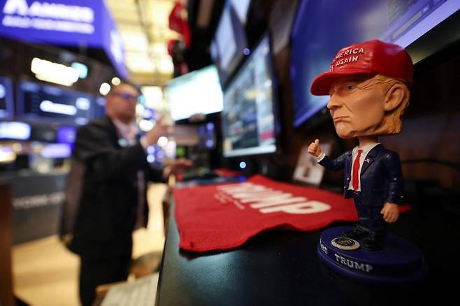 지난달 23일(현지시간) 미국 뉴욕의 뉴욕증권거래소(NYSE)에 미국 도널드 트럼프 대통령의 인형이 놓여 있다.AFP연합뉴스