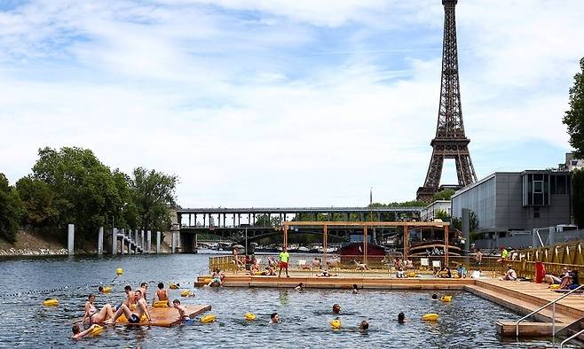 프랑스 파리시는 5일(현지시각) 센강에 공공 수영장 세 곳을 개장했다. 로이터 연합뉴스