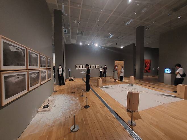 국립현대미술관 서울관 상설전 ‘한국현대미술 하이라이트’ 전시 현장. 1층 1전시장의 일부로 한국 실험미술을 소개하는 영역이다. 노형석 기자