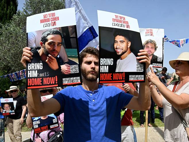 팔레스타인에 억류된 이스라엘인 인질의 가족과 후원자들이 지난 1일(현지시각) 네타냐후 총리의 집무실 앞에서 모든 인질의 즉각 석방을 촉구하는 시위를 벌이고 있다. 사진 UPI 연합뉴스