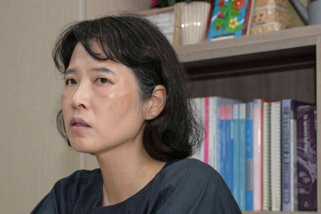 조정흔 경제정의실천시민연합(경실련) 토지주택위원장이 3일 서울 양천구에 있는 사무실에서 정부의 가계부채 관리방안(6·27 대책)을 평가하고 있다. 조 위원장은 "이재명 대통령은 대선 후보 시절 부동산 정책에 관해 원론적 수준의 공약을 발표했다. 규제 철학이 확고했던 문재인 정부와 달리 '전략적인 모호성'을 통해 시장 대응에 나설 것으로 보인다"고 말했다. 강예진 기자