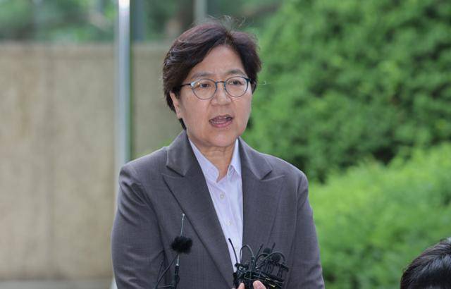 정은경 보건복지부 장관 후보자가 지난달 30일 서울 중구 남대문로에 마련된 인사청문회 준비 사무실로 출근하며 취재진 질문에 답하고 있다. 연합뉴스