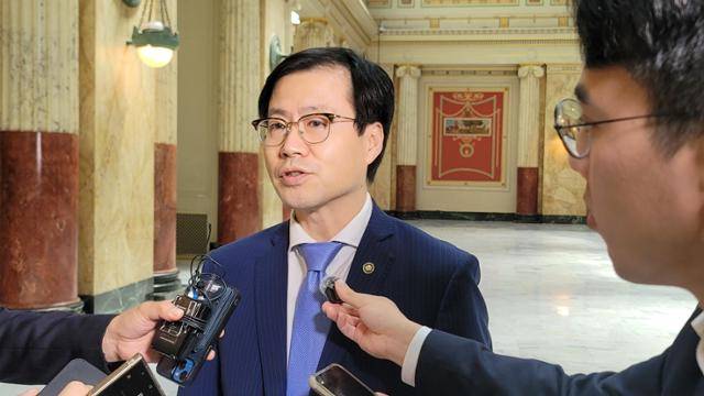 한미 무역협상을 위해 미국을 방문한 여한구 산업통상자원부 통상교섭본부장이 5일 워싱턴 DC 유니언역에서 한국 특파원단과 약식 인터뷰하고 있다. 워싱턴=연합뉴스