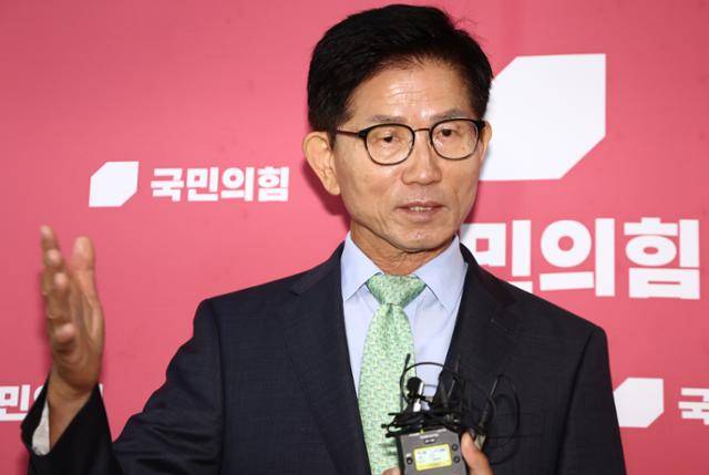 국민의힘 대선 후보였던 김문수 전 고용노동부 장관이 4일 국회에서 송언석 비상대책위원장 겸 원내대표와 면담한 뒤 브리핑을 하고 있다. 뉴스1