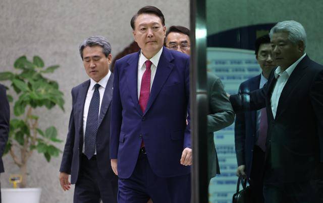 윤석열 전 대통령이 5일 내란 특별검사팀의 2차 조사를 마치고 서울 서초구 서울고검 청사를 나서고 있다. 연합뉴스