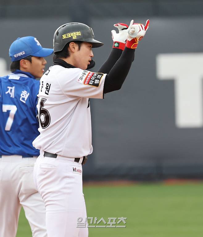 13일 오후 수원 KT위즈파크에서 열린 2025 프로야구 삼성과 KT 경기. KT 장준원이 5회 1타점 2루타를 날리고있다. 수원=정시종 기자 capa@edaily.co.kr /2025.04.13.