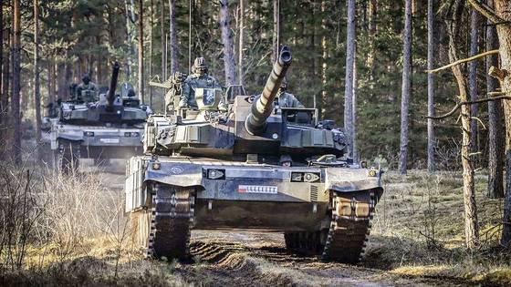 지난 3월 폴란드에서 열렸던 나토 지상군 연합 훈련인 드래곤 24(Dragon 24)에서 폴란드 육군의 K2 흑표 전차가 기동하고 있다. 폴란드 육군은 K2 외 미국의 M1A2C 에이브럼스, 독일의 레오파르트 2A4를 보유하고 있다. 사진 레딧