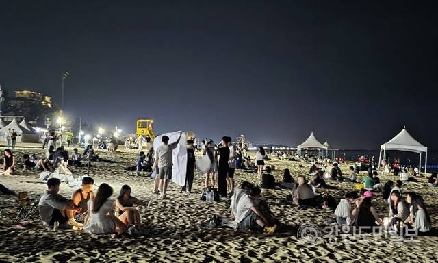 ▲ 연일 열대야가 지속된 가운데 지난 5일 밤 11시 경포해변 백사장이 무더위를 피해 나온 관광객과 시민들로 북적였다.황선우 기자