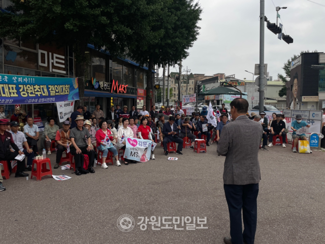 ▲ 이경표 아리수포럼 중앙회장이 6일 춘천 팔호광장에서 열린 ‘김문수 국민의힘 당대표 추대 강원 결의대회’에서 발언하고 있다. 이정호 기자