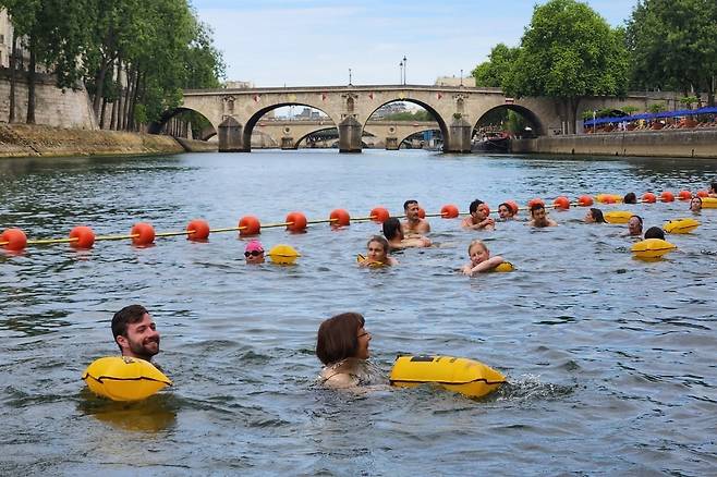 파리 시민들이 5일(현지시간) 센강 중심부 마리 수로에 문을 연 수영장에서 즐거운 시간을 보내고 있다. 사진=연합뉴스