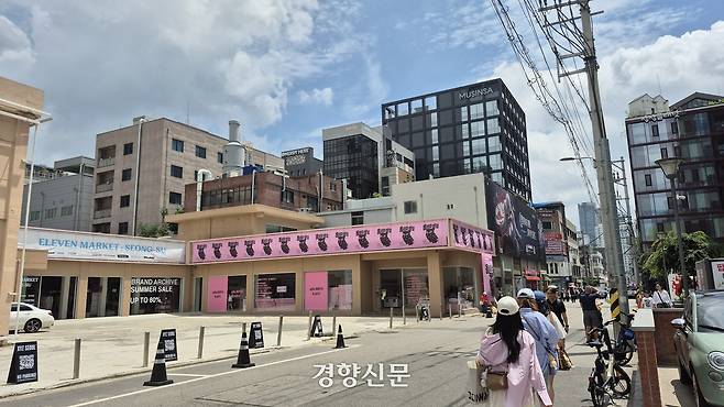 서울 성동구 성수동 연무장길에 보이는 팝업매장용 건물. 류인하 기자