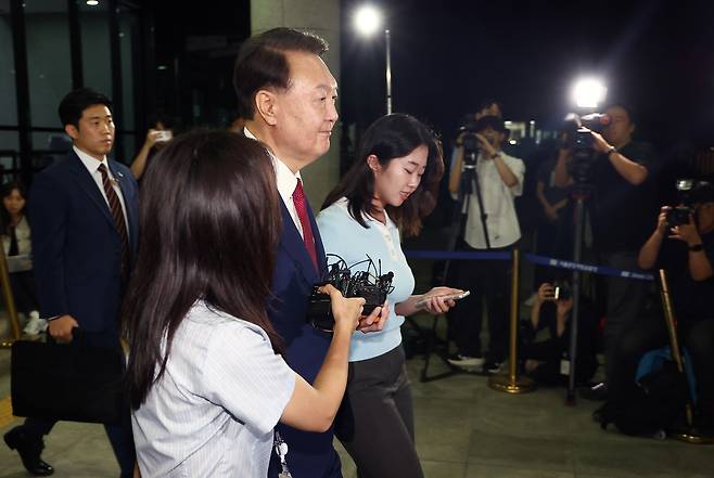 전직 대통령 윤석열이 지난 5일 2차 조사를 마치고 조은석 특별검사팀 사무실이 있는 서울 서초구 서울고검을 나서고 있다. 연합뉴스