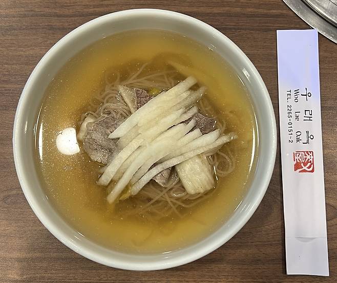 서울 4대 평양냉면집 중 하나로 언급되는 ‘우래옥’의 평양냉면. 화려한 고명 없이 정갈한 모습이다. 독자 제공