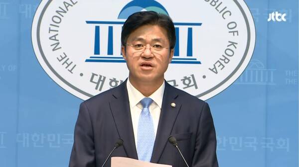 ▲박상혁 더불어민주당 수석대변인이 6일 오후 국회 소통관 기자회견장에서 윤석열 전 대통령 구속영장 영장 재청구 소식에 그동안 내란수괴와 일상을 공유해온 두려움에서 벗어나야 할 때라고 밝히고 있다. 사진=JTBC 영상 갈무리