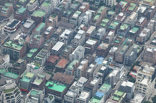 6일 서울 송파구 롯데월드타워 전망대에서 바라본 서울 시내 빌라 단지의 모습. 연합뉴스