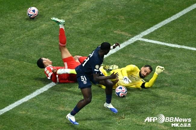 지안루이지 돈나룸마(파리 생제르맹) 골키퍼와 충돌 당시 쓰러진 자말 무시알라(바이에른 뮌헨). 사진=ⓒAFPBBNews = News1