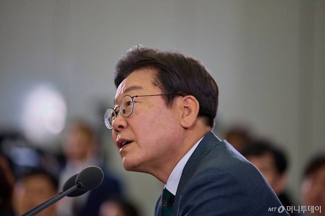 (서울=뉴스1) 이재명 기자 = 이재명 대통령이 4일 대전 유성구 대전컨벤션센터에서 열린 ‘충청에서 듣다, 충청 타운홀 미팅’에서 발언을 하고 있다. (대통령실 제공. 재판매 및 DB 금지) 2025.7.4/뉴스1 Copyright (C) 뉴스1. All rights reserved. 무단 전재 및 재배포, AI학습 이용 금지. /사진=(서울=뉴스1) 이재명 기자