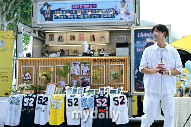 6일 서울 잠실야구장에서 열린 '2025 신한 SOL BANK KBO리그' KT 위즈와 두산 베어스 경기. 경기 전 두산 김재호가 팬이 준비한 커피차 앞에서 포즈를 취하고 있다. 이날 두산 베어스 원클럽맨 김재호의 은퇴식이 치뤄질 예정이다./잠실=한혁승 기자