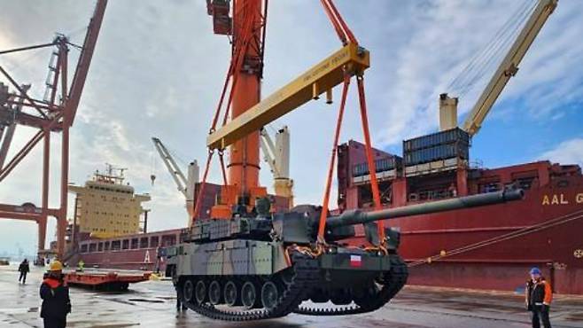 폴란드 그드니아 항구에 도착한 K2 전차. 현대로템 제공