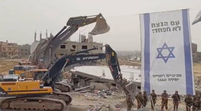 ▲팔레스타인인 X 유저가 직접 촬영해 올린 HD현대 중장비가 팔레스타인 가옥을 파괴하는 모습. 이스라엘 군인들이 이스라엘 국기를 펼치고 바라보고 있다. ⓒX(@YinonMagal)