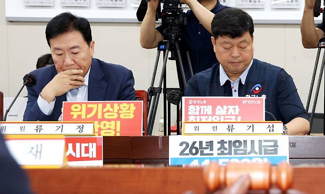 3일 세종시 정부세종청사 고용노동부에서 열린 최저임금위원회 제9차 전원회의에 류기정 사용자위원과 류기섭 근로자위원이 회의를 준비하며 자료를 살펴보며 생각에 잠겨 있다. 뉴스1