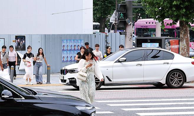 6일 서울 종로2가 사거리에서 횡단보도의 보행 신호가 켜졌음에도 차량들이 일시정지하지 않고 불법으로 우회전을 하고 있다. 남정탁 기자
