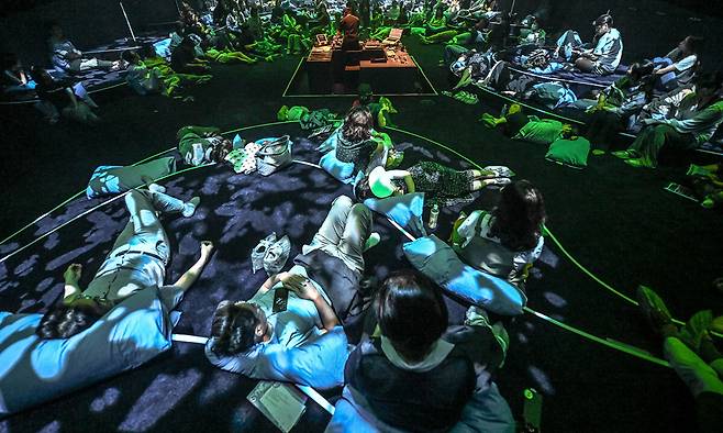 세종문화회관이 지난 5일 ‘싱크 넥스트 25’ 개막작으로 S씨어터에서 선보인 ‘루시드폴, 정마리, 부지현 온 싱크 넥스트 25’의 공연 모습. 올해로 4회째를 맞는 싱크 넥스트는 9월6일까지 총 18개팀의 11개 프로그램 32회 공연으로 관객과 만난다. 세종문화회관 제공