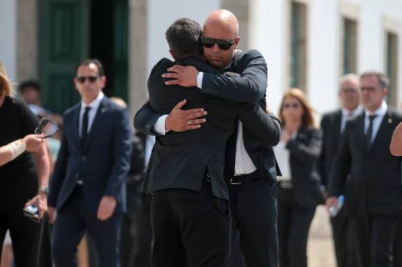 잉글랜드 프로축구 프리미어리그(EPL) 리버풀의 아르네 슬롯 감독이 5일(한국시간) 포르투갈 곤도마르의 한 교회에서 열린 조타 형제의 장례식에 참석해 있다. 곤도마르 EPA 연합뉴스