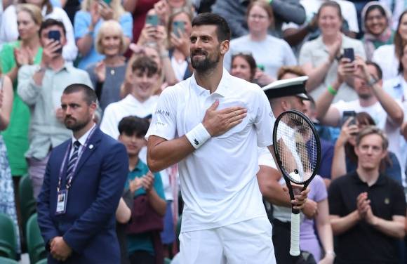 노바크 조코비치가 6일(한국시간) 영국 런던 올잉글랜드 클럽에서 열린 2025 윔블던 테니스 대회 남자 단식 3회전에서 미오미르 케츠마노비치를 3-0으로 꺾은 뒤 대회 역사상 2번째로 남자 단식 100승을 달성한 기쁨을 만끽하고 있다. 로이터 연합뉴스
