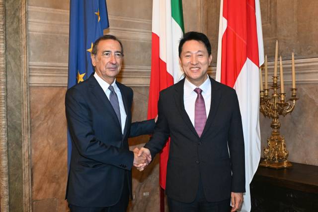 오세훈(오른쪽) 서울시장이 4일(현지시간) 이탈리아 밀라노시청에서 주세페 살라 밀라노 시장과 면담에 앞서 악수하고 있다. 사진제공=서울시