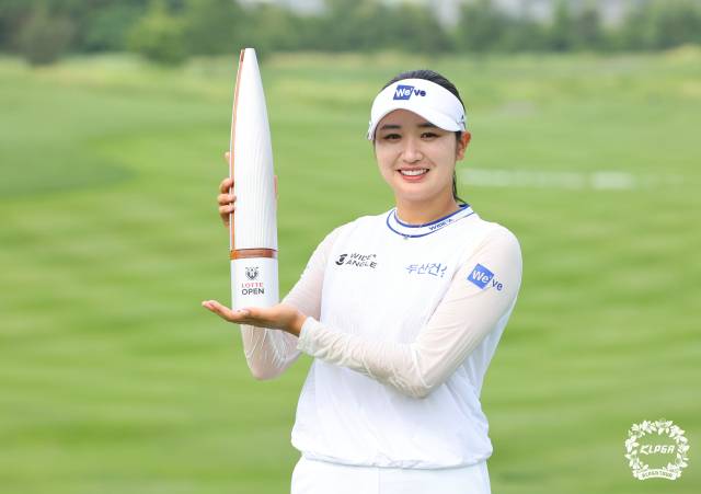 박혜준이 6일 롯데 오픈에서 우승한 뒤 트로피를 들어 보이고 있다. 사진 제공=KLPGA