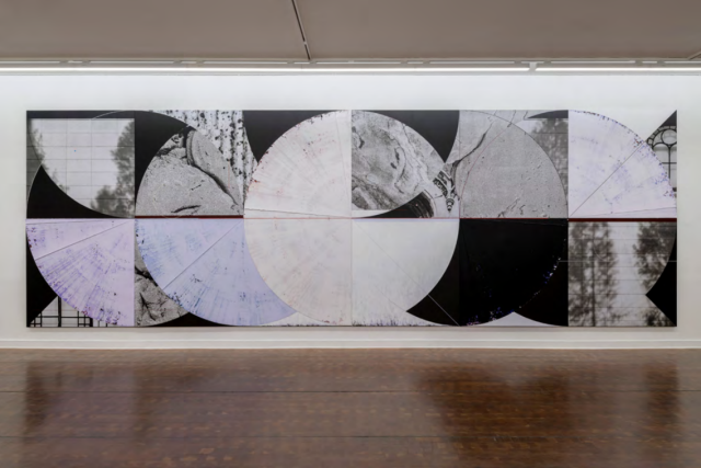 서울 관악구 서울대학교미술관 지하 1층 전시 공간에서 만날 수 있는 이희준 작가의 '식(蝕): 겹쳐진 시간, 펼쳐진 공간(2024)'. 가로 9m에 달하는 대작이다. /제공=서울대학교미술관