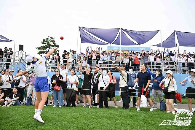 롯데 오픈 18번 홀에 마련된 ‘롯데 플레저 홀(LOTTE PLEASURE HOLE)’은 ‘골프 해방구’라는 명성답게 올해도 팬들에게 큰 즐거움을 선사했다. 최종라운드가 열린 6일 플레저 홀의 모습. 사진제공 | KLPGA