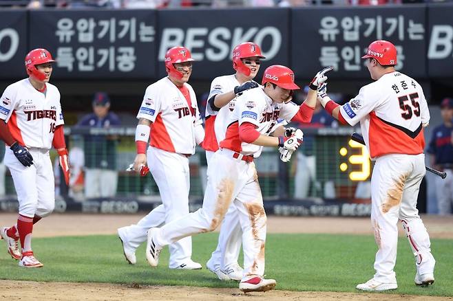 ▲ 시즌 최대의 위기를 팀의 의지와 합심으로 이겨내며 단독 2위까지 점프한 KIA ⓒKIA타이거즈