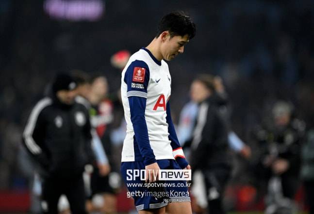 ▲ 토트넘의 의중이 엇갈리는 와중에 대체로 한국 투어까지는 손흥민이 뛸 것으로 보고 있다. 한국에서 손흥민이 지니는 위상이 대단하기에 굳이 먼저 이적시키고 찾을 필요가 없다는 분석이다. 자칫 손흥민을 떠나보내는 대처가 매끄럽지 못할 경우 토트넘이 기대했던 한국 투어는 흥행 실패는 물론이고 엄청난 반발에 부딪힐 수도 있다.