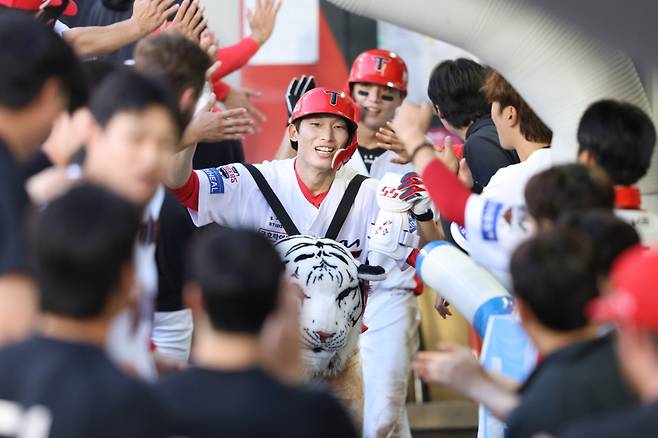 KIA 타이거즈 김호령이 5일 광주 롯데전에서 5회 만루포를 친 뒤 동료들의 축하 속에 기뻐하고 있다. /사진=KIA 타이거즈 제공