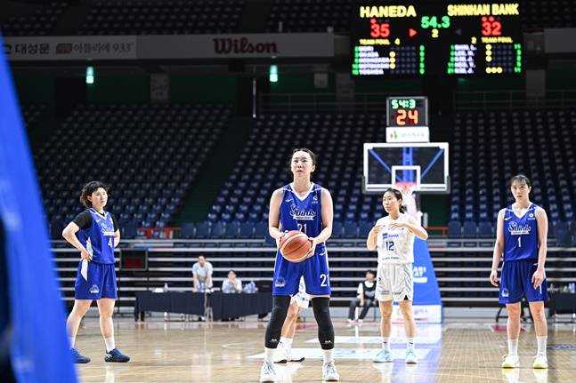 신한은행 김진영이 자유투를 시도하고 있다. /사진=WKBL 제공