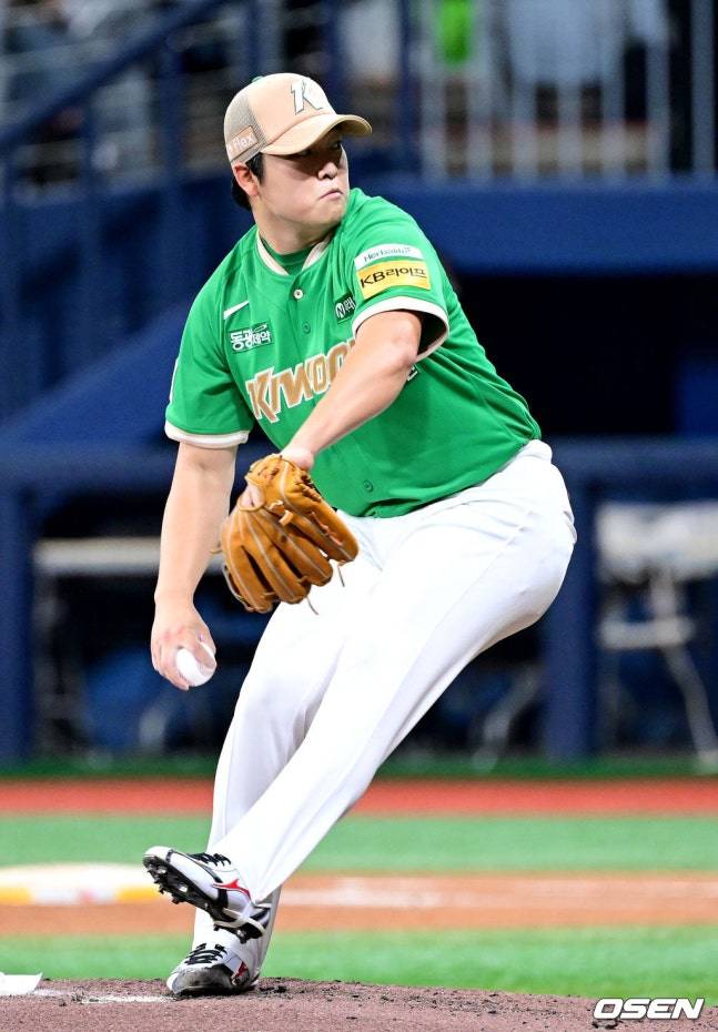 키움 선발 박주성이 6일 고척 한화전에서 역투하고 있다.