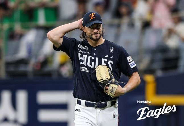 한화 외국인 투수 라이언 와이스가 6일 고척 키움전에서 미소 짓고 있다. /사진=한화 이글스 제공