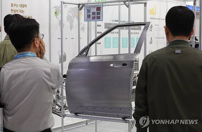 2025 자동차부품산업 ESG·탄소중립 박람회 (서울=연합뉴스) 김성민 기자 = 24일 서울 서초구 aT센터에서 열린 2025 자동차부품산업 ESG·탄소중립 박람회에서 관람객들이 전시장을 둘러보고 있다. 2025.4.24 ksm7976@yna.co.kr